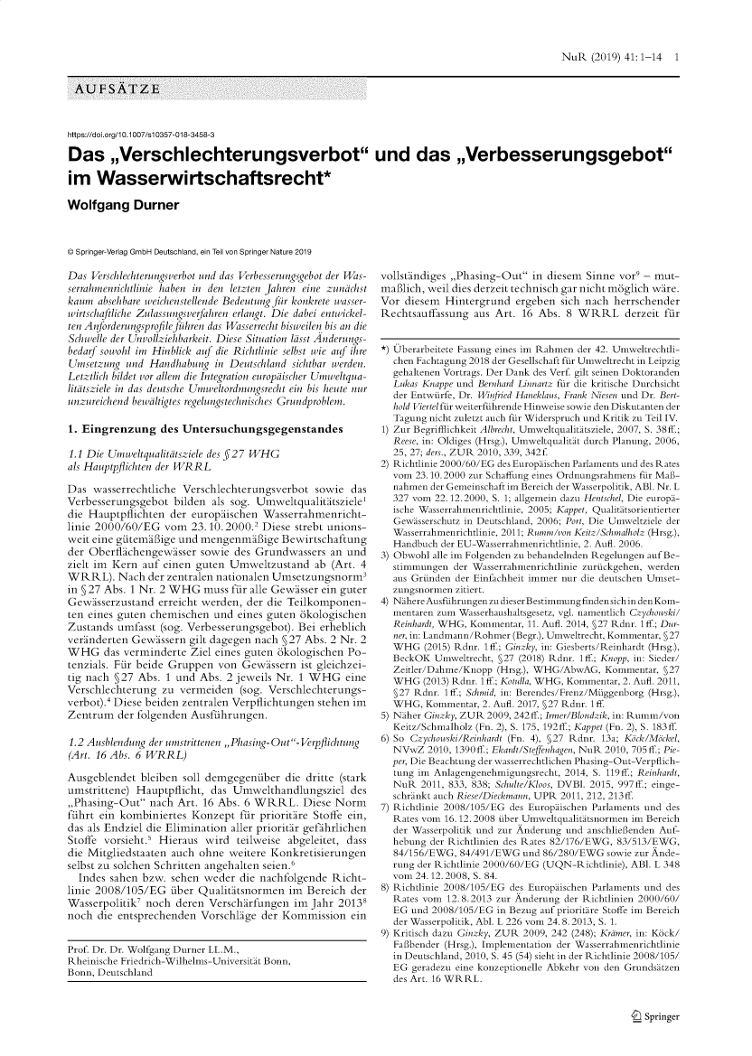 handle is hein.journals/natrct41 and id is 1 raw text is: 



                                                                                              NuR  (2019) 41:1-14  1


 AUFSATZE



 https://doi.org/10.1007/s10357-018-3458-3

 Das ,,Verschlechterungsverbot und das ,,Verbesserungsgebot

 im   Wasserwirtschaftsrecht*

Wolfgang Durner



© Springer-Verlag GmbH Deutschland, ein Teil von Springer Nature 2019


Das  V7erschlechterungsverbot und das Verbesserungsgebot der Was-
serrahmerichtlinie haben in den letzten Jahren eine zundchst
kaum  abse hbare weichenstellende Bedeutung fur konkrete wasser-
wirtschaftliche Zulassungsverfahren erlangt. Die dabei entwickel-
ten Anforderungsprofilefahren das Wasserrecht bisweilen bis an die
Schwelle der Unvollziehbarkeit. Diese Situation ldsst Anderungs-
bedarf sowohl im Hinblick auf die Richtlinie selbst wie auf ihre
Umsetzung  und  Handhabung  in Deutschland sichtbar werden.
Letztlich bildet vor allem die Integration europdischer Umweltqua-
litdtsziele in das deutsche Umweltordnungsrecht ein bis heute nur
unzureichend bewdltigtes regelungstechnisches Grundproblem.

1. Eingrenzung des Untersuchungsgegenstandes

1.1 Die Umweltqualitdtsziele des 527 WHG
als Hauptpflichten der WRRL

Das  wasserrechtliche Verschlechterungsverbot  sowie  das
Verbesserungsgebot  bilden  als sog. Umweltqualitstsziele1
die Hauptpflichten  der europsischen Wasserrahmenricht-
linie 2000/60/EG  vom   23.10.2000.2 Diese strebt unions-
weit eine gutemsifige und mengenmsBige   Bewirtschaftung
der Oberflachengewssser  sowie  des Grundwassers  an und
zielt im Kern auf einen guten  Umweltzustand   ab (Art. 4
WRRL). Nach der zentralen   nationalen Umsetzungsnorm3
in § 27 Abs. 1 Nr. 2 WHG  muss fur alle Gewssser ein guter
Gewssserzustand  erreicht werden, der die Teilkomponen-
ten eines guten chemischen  und eines guten 6kologischen
Zustands  umfasst (sog. Verbesserungsgebot). Bei erheblich
veranderten Gewassern  gilt dagegen nach §27 Abs. 2 Nr. 2
WHG das verminderte Ziel eines guten bkologischen Po-
tenzials. Fur beide Gruppen  von Gewassern  ist gleichzei-
tig nach §27 Abs.  1 und Abs. 2 jeweils Nr. 1 WHG eine
Verschlechterung  zu vermeiden   (sog. Verschlechterungs-
verbot).4 Diese beiden zentralen Verpflichtungen stehen im
Zentrum   der folgenden Ausfihrungen.

1.2 Ausblendung der umstrittenen ,,Phasing-Out- erpflichtung
(Art. 16 Abs. 6 WRRL)

Ausgeblendet  bleiben soll demgegeniber  die dritte (stark
umstrittene) Hauptpflicht, das Umwelthandlungsziel des
,,Phasing-Out  nach Art. 16 Abs. 6 WRRL. Diese Norm
fihrt ein kombiniertes  Konzept  fur prioritare Stoffe ein,
das als Endziel die Elimination aller prioritsr gefihrlichen
Stoffe vorsieht.5 Hieraus wird  teilweise abgeleitet, dass
die Mitgliedstaaten auch ohne  weitere Konkretisierungen
selbst zu solchen Schritten angehalten seien.6
  Indes sahen bzw.  sehen weder  die nachfolgende Richt-
linie 2008/105/EG   fiber Qualititsnormen im Bereich  der
Wasserpolitik7 noch  deren Verscharfungen  im Jahr 20138
noch  die entsprechenden Vorschlage  der Kommission   ein


vollstandiges ,,Phasing-Out in diesem Sinne vor9 - mut-
maBlich, weil dies derzeit technisch gar nicht m6glich ware.
Vor  diesem Hintergrund   ergeben sich nach herrschender
Rechtsauffassung  aus Art. 16 Abs. 8 WRRL derzeit fur


*) Uberarbeitete Fassung eines im Rahmen der 42. Umweltrechtli-
  chen Fachtagung 2018 der Gesellschaft fir Umweltrecht in Leipzig
  gehaltenen Vortrags. Der Dank des Verf gilt semen Doktoranden
  Lukas Knappe und Bernhard Linnartz dir die kritische Durchsicht
  der Entwiirfe, Dr. Winfried Haneklaus, Frank Niesen und Dr. Bert-
  hold Viertel fir weiterfiihrende Hinweise sowie den Diskutanten der
  Tagung nicht zuletzt auch fir Widerspruch und Kritik zu Teil IV.
1) Zur Begrifflichkeit Albrecht, Umweltqualitatsziele, 2007, S. 38ff.;
  Reese, in: Oldiges (Hrsg.), Umweltqualitat durch Planung, 2006,
  25, 27; ders., ZUR 2010, 339, 342 f
2) Richtlinie 2000/60/EG des Europaischen Parlaments und des Rates
  vom  23. 10.2000 zur Schaffung eines Ordnungsrahmens fur MaB-
  nahmen der Gemeinschaft im Bereich der Wasserpolitik, ABl. Nr. L
  327 vom 22.12.2000, S. 1; allgemein dazu Hentschel, Die europa-
  ische Wasserrahmenrichtlinie, 2005; Kappet, Qualitatsorientierter
  Gewasserschutz in Deutschland, 2006; Port, Die Umweltziele der
  Wasserrahmenrichtlinie, 2011; Rumm/von Keitz/Schmalholz (Hrsg.),
  Handbuch der EU-Wasserrahmenrichtlinie, 2. Aufl. 2006.
3) Obwohl alle im Folgenden zu behandelnden Regelungen auf Be-
  stimmungen  der Wasserrahmenrichtlinie zuriickgehen, werden
  aus Griinden der Einfachheit immer nur die deutschen Umset-
  zungsnormen zitiert.
4) NahereAusfuhrungenzudieserBestimmungfindensichindenKom-
  mentaren zum Wasserhaushaltsgesetz, vgl. namentlich Czychowski/
  Reinhardt, WHG, Kommentar, 11. Aufl. 2014, §27 Rdnr. 1ff.; Dur-
  ner, in: Landmann/Rohmer (Begr.), Umweltrecht, Kommentar, §27
  WHG   (2015) Rdnr. 1ff.; Ginzky, in: Giesberts/Reinhardt (Hrsg.),
  BeckOK  Umweltrecht, §27 (2018) Rdnr. 1ff.; Knopp, in: Sieder/
  Zeitler/Dahme/Knopp (Hrsg.), WHG/AbwAG,  Kommentar, §27
  WHG   (2013) Rdnr. 1 ff.; Kotulla, WHG, Kommentar, 2. Aufl. 2011,
  §27 Rdnr. 1ff.; Schmid, in: Berendes/Frenz/Miiggenborg (Hrsg.),
  WHG,   Kommentar, 2. Aufl. 2017, §27 Rdnr. 1ff.
5) Naher Ginzky, ZUR 2009, 242 ff.; Irmer/Blondzik, in: Rumm/von
  Keitz/Schmalholz (Fn. 2), S. 175, 192ff.; Kappet (Fn. 2), S. 183ff.
6) So Czychowski/Reinhardt (Fn. 4), 527 Rdnr. 13a; Kack/Mckel,
  NVwZ   2010, 1390ff.; Ekardt/Steffenhagen, NuR 2010, 705ff.; Pie-
  per, Die Beachtung der wasserrechtlichen Phasing-Out-Verpflich-
  tung im Anlagengenehmigungsrecht, 2014, S. 119ff.; Reinhardt,
  NuR   2011, 833, 838; Schulte/Kloos, DVBl. 2015, 997ff.; einge-
  schrankt auch Riese/Dieckmann, UPR 2011, 212, 213ff.
7) Richtlinie 2008/105/EG des Europaischen Parlaments und des
  Rates vom 16.12.2008 fiber Umweltqualitatsnormen im Bereich
  der Wasserpolitik und zur Anderung und anschlieBenden Auf-
  hebung der Richtlinien des Rates 82/176/EWG, 83/513/EWG,
  84/156/EWG,  84/491/EWG  und 86/280/EWG  sowie zur Ande-
  rung der Richtlinie 2000/60/EG (UQN-Richtlinie), ABI. L 348
  vom  24.12.2008, S. 84.
8) Richtlinie 2008/105/EG des Europaischen Parlaments und des
  Rates vom  12. 8.2013 zur Anderung der Richtlinien 2000/60/
  EG  und 2008/105/EG in Bezug auf prioritare Stoffe im Bereich
  der Wasserpolitik, Abl. L 226 vom 24.8.2013, S. 1.
9) Kritisch dazu Ginzky, ZUR 2009, 242 (248); Kramer, in: Kdck/
  FaBbender (Hrsg.), Implementation der Wasserrahmenrichtlinie
  in Deutschland, 2010, S. 45 (54) sieht in der Richtlinie 2008/105/
  EG  geradezu eine konzeptionelle Abkehr von den Grundsatzen
  des Art. 16 WRRL.


I  Springer


Prof. Dr. Dr. Wolfgang Durner LL.M.,
Rheinische Friedrich-Wilhelms-Universitat Bonn,
Bonn, Deutschland


