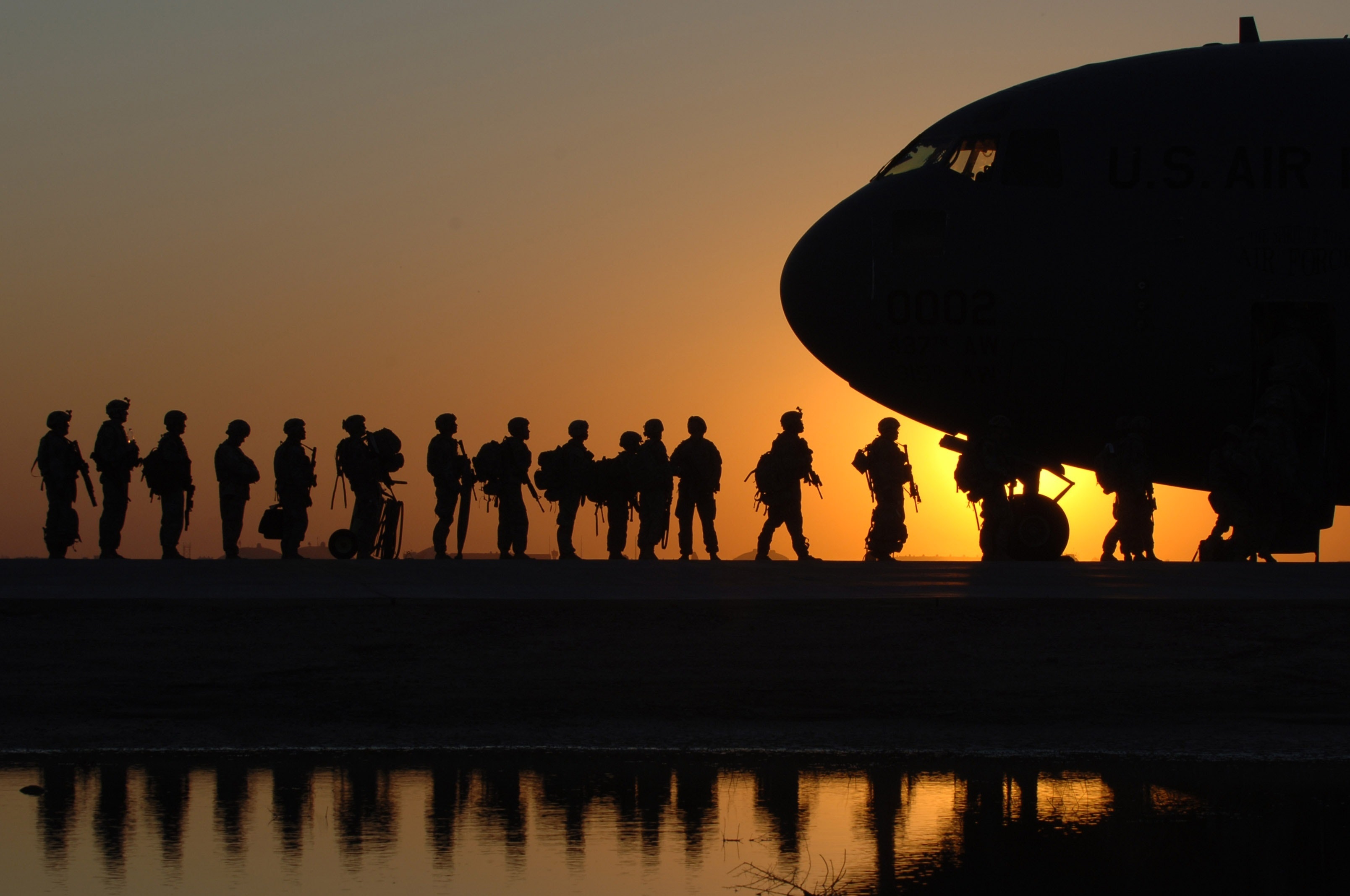 Image depicts US soldiers boarding a plane ready to fight. 